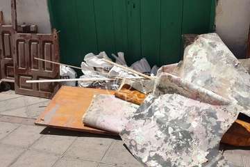 Bolsas con escombros y restos de una obra de construcción en la calle Plazoleta Enrique Sventenius en Telde (Foto TA)